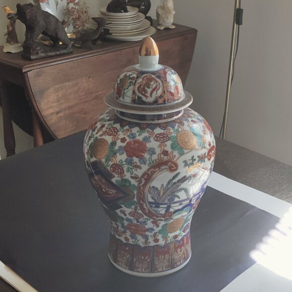 Imari Urn Finely Detailed Florals outlined in Gold with Rich Reds,Yellow & Green - Picture 1 of 9